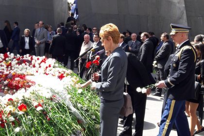 Участие на посланик Мария Павлова Цоцоркова във възспоменателна церемония в Мемориалeн комплекс „Цицернакаберд“ по случай 102-та годишнина от масовото изстребление на арменците в Османската империя